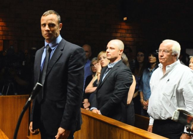 Oscar Pistorius mal v dome muníciu a testosterón