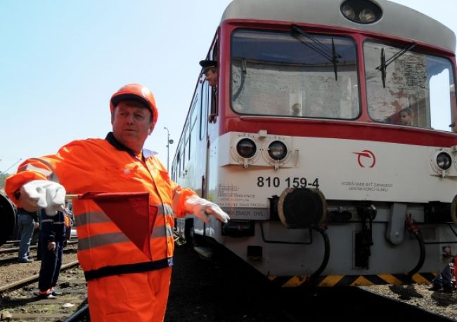 Dievča sa vo Važci otočilo vlaku chrbtom, zabil ho