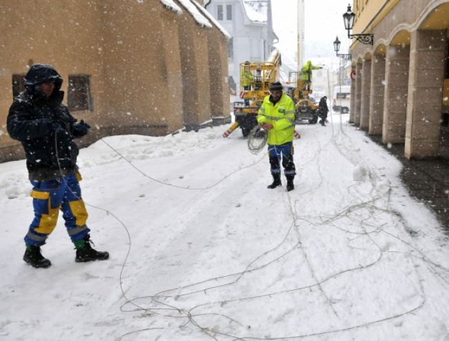 Bez elektriny sú na východe stále tisícky odberateľov