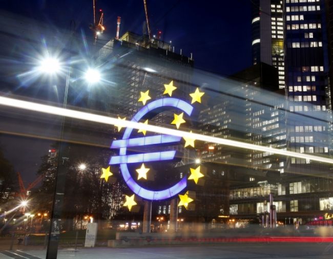 Euro oslabilo voči jenu, ale stúplo oproti doláru