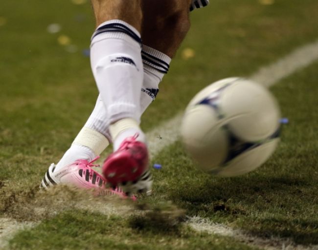 Futbalový reprezentant Ghany bodol manželku do oka