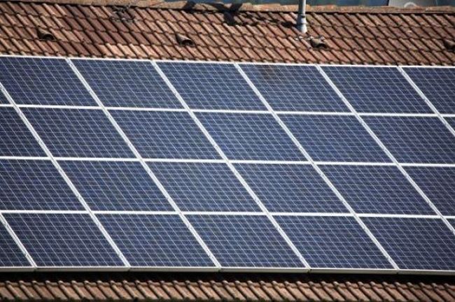 Solárne panely môžu zapáliť Európanom strechy, strhnú ich