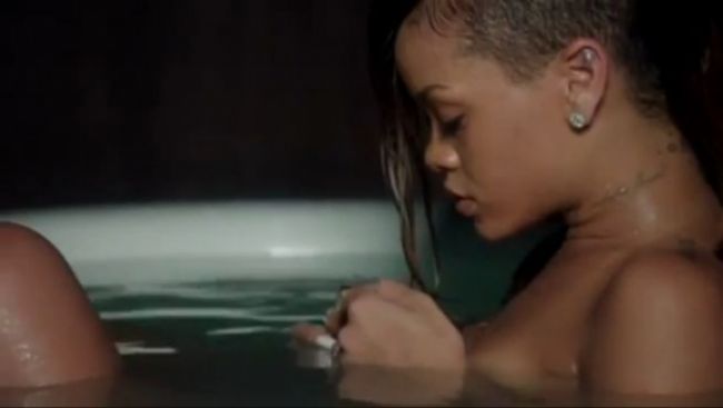 Rihanna v novom videoklipe k singlu Stay smúti vo vani