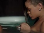 Rihanna v novom videoklipe k singlu Stay smúti vo vani