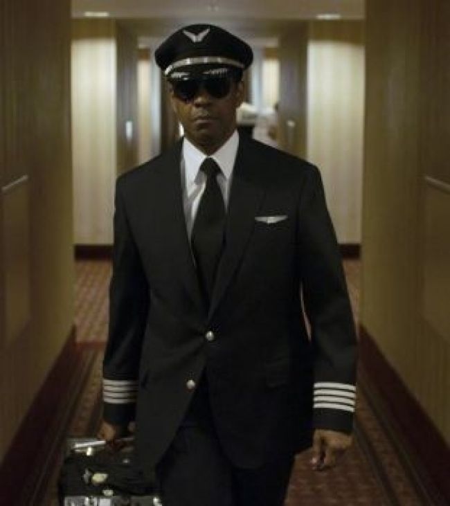 Denzel Washington v role ostrieľaného pilota priletí do kín