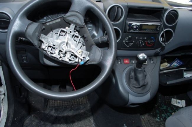 Zlodeji poškodili autá a odcudzili airbagy