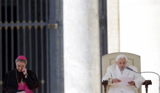 Konzervatívny pápež sa odvážil narušiť tradíciu pápežstva