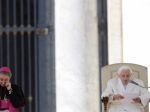 Konzervatívny pápež sa odvážil narušiť tradíciu pápežstva