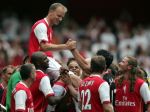 Arsenal si sochou uctí legendárneho Bergkampa