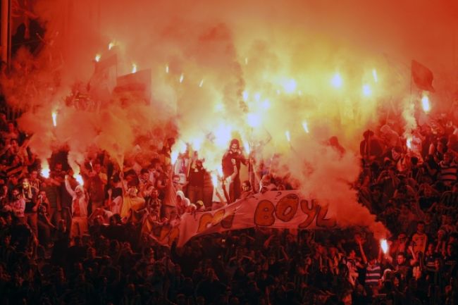 Video: Fanúšikovia Fenerbahce ostreľovali svetlicami štadión