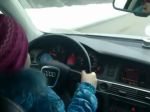 Video: Osemročné dievčatko za volantom upaľuje stovkou