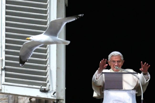 Benedikt XVI. sa nevzdal, obhajuje pápeža nuncius Giordana