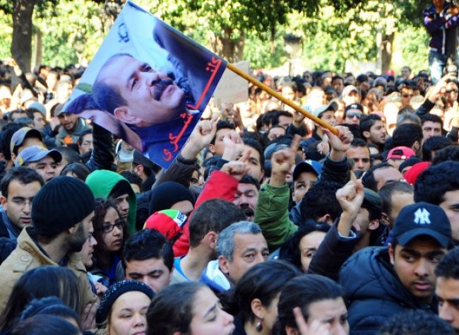 Desaťtisíce Tunisanov sa lúčilo s lídrom, boli aj násilnosti