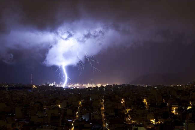 Atény zasiahli bleskové povodne, nad Akropolou sa blýska