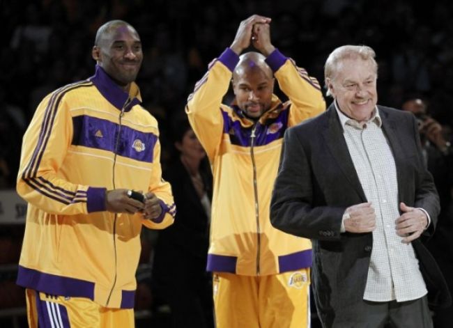 Los Angeles Lakers smúti, majiteľ klubu podľahol rakovine