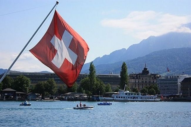 Švajčiari žiadajú zákaz zlatých padákov