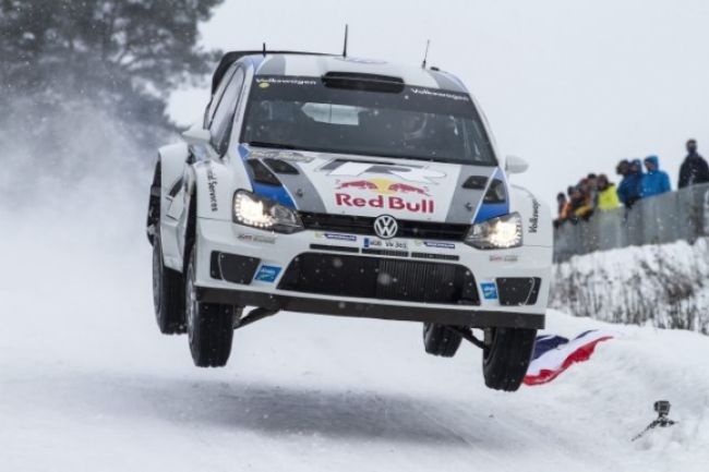 Sébastien Loeb na švédskom snehu neuspel, triumfoval Ogier