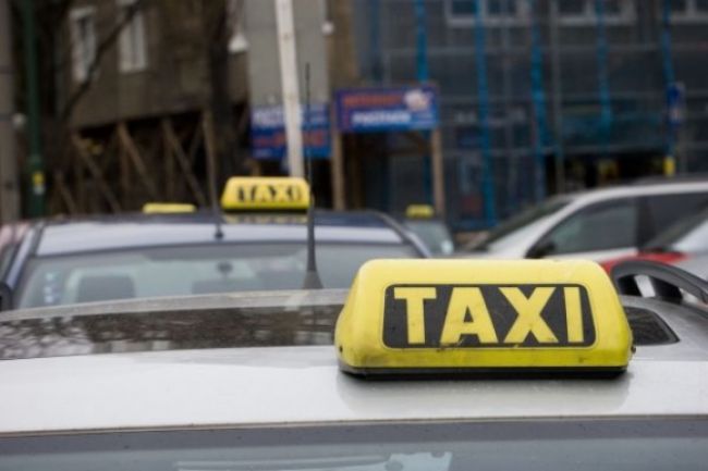 Mladík chcel olúpiť taxikárku, prepadol aj herňu