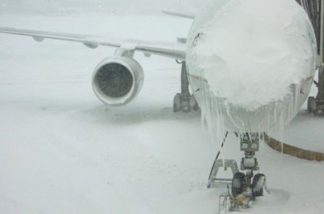 Bratislavské letisko muselo pre sneženie presmerovať lety