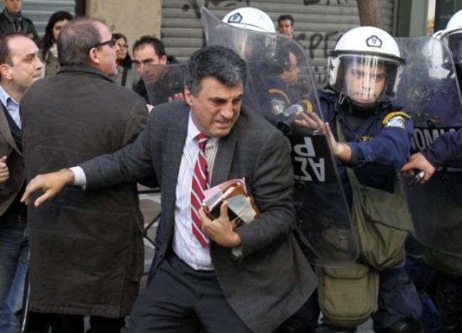 Grécko takmer 2 000 štátnych zamestnancov neprepustí