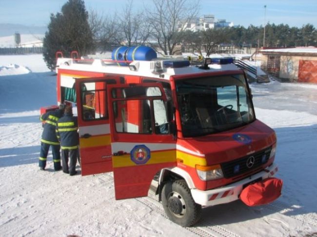 Strecha domu v Liptovskom Mikuláši nevydržala nápor snehu