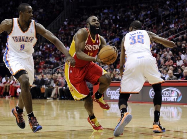 Video: James Harden 46 bodmi zruinoval v NBA bývalý klub