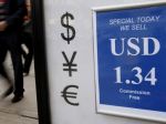Euro stúplo oproti jenu, kleslo voči doláru