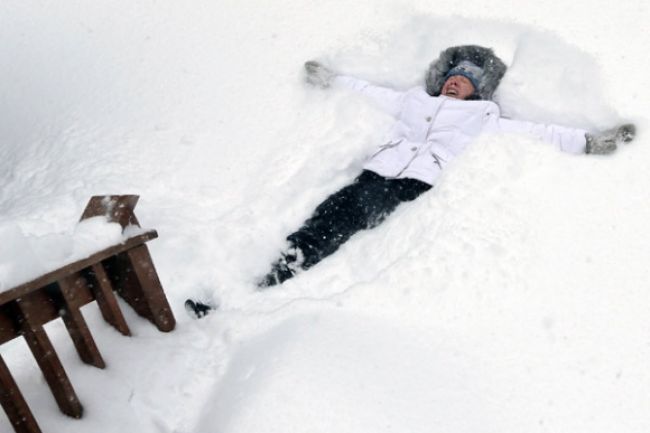 Zima rozdelila Slovensko, na západe pribúdajú kopy snehu