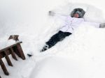Zima rozdelila Slovensko, na západe pribúdajú kopy snehu