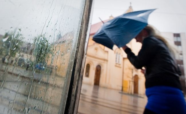 Slovensko čaká ďalší upršaný deň, hrozia povodne