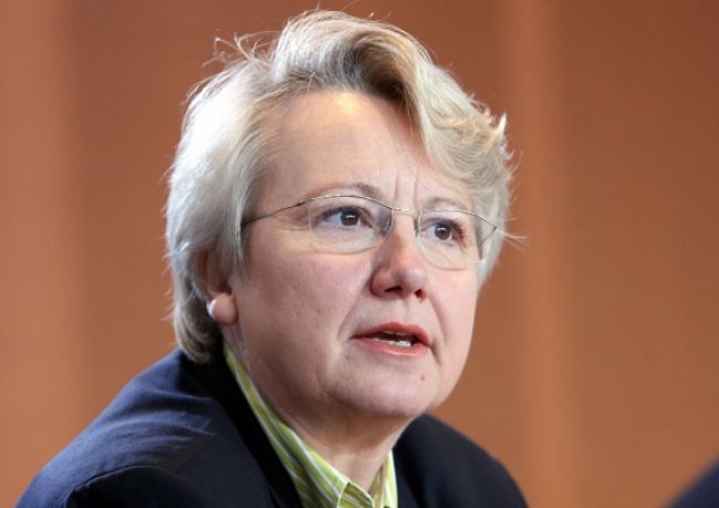 Nemecká ministerka usvedčená z plagiátorstva odstúpila