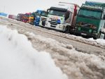 Na cestách východného a stredného Slovenska je sneh a ľad