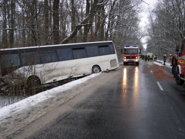 Pri Skalici havaroval autobus, jedna osoba je ťažko zranená