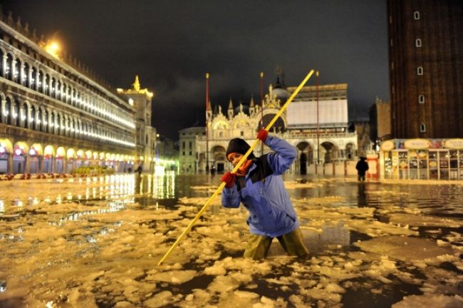 Benátky bojujú so snehom, na Námestí sv. Marka plávali kryhy