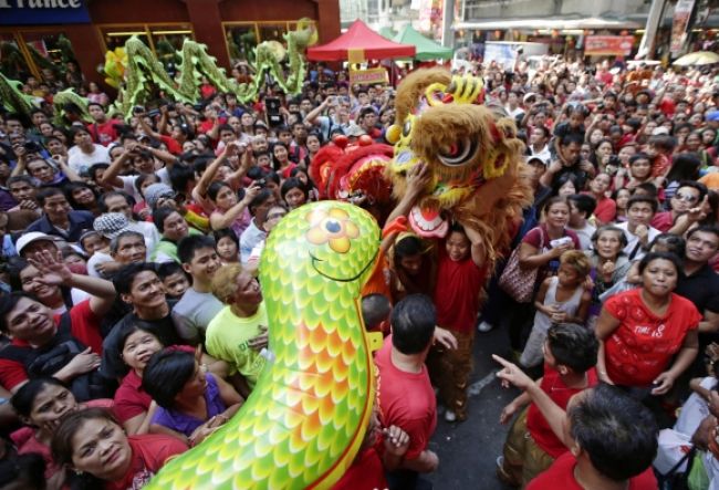 Obrazom: Stovky miliónov Číňanov oslavujú nový rok hada