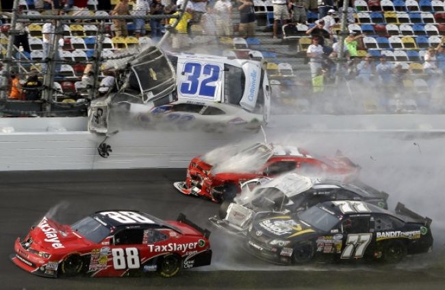 Video: Hororový úvod NASCAR, trosky auta vleteli do divákov