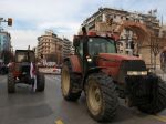 Farmári blokujú cesty na protest proti zvýšeniu daní