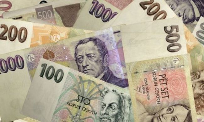 Česká koruna oslabuje, zaostáva za trendom