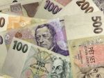 Česká koruna oslabuje, zaostáva za trendom