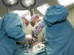 Štátna zdravotná poisťovňa priplatí za operácie sto eur