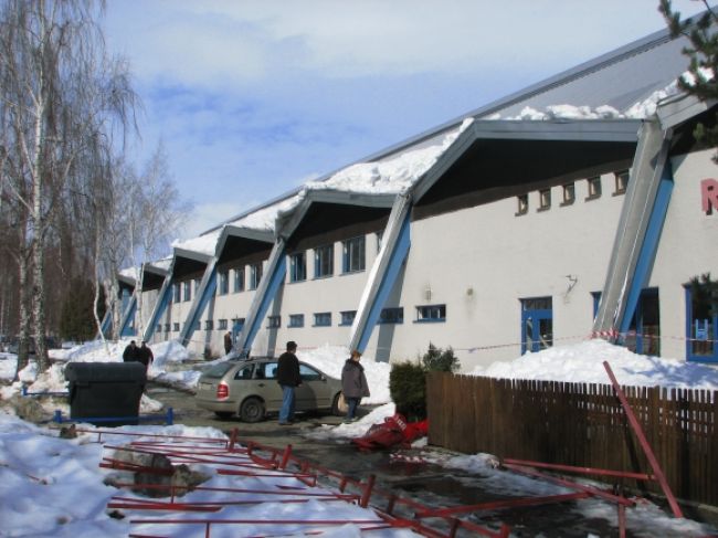 Sneh poškodil zimný štadión v Poprade, ohrozuje aj chodcov