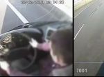 Video: Poliaci ratovali neriadený autobus, vodič odpadol