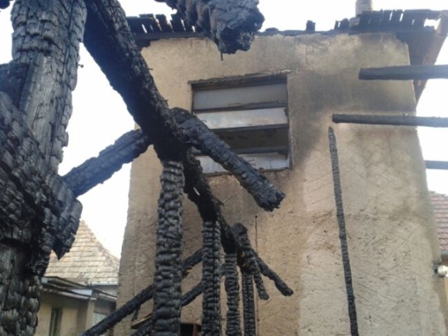 V Mýtnej horel dom a holubník, požiar spôsobil skrat