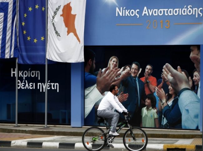 Cyprus nesmie odísť z eurozóny, varuje eurokomisár Rehn