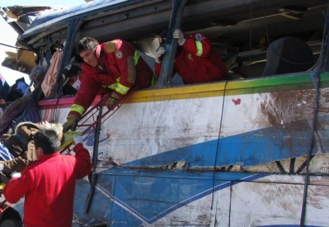 Pri havárii autobusu v Indii zahynulo 11 detí