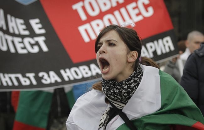 Tisícky Bulharov sa modlilo za upáleného demonštranta