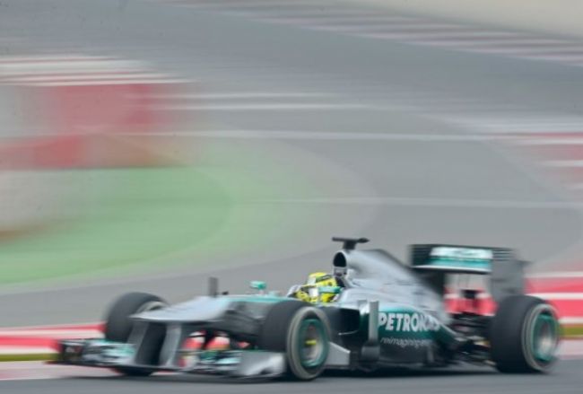 Šéf tímu F1 Mercedes je spokojný s testami, teší sa na výzvy