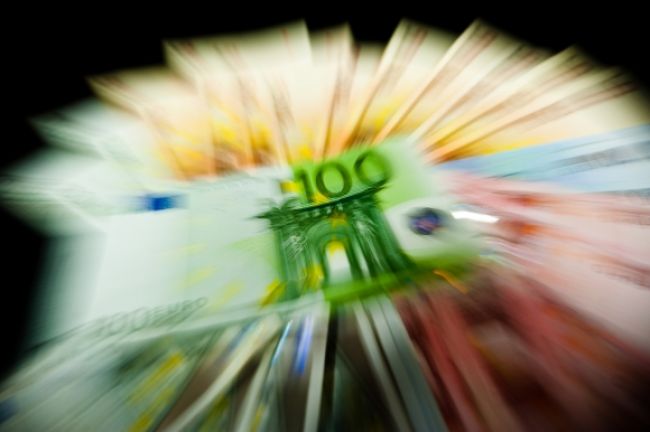 Euro posilnilo voči doláru, zostane však pod tlakom