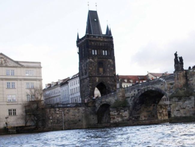 V Prahe vrazilo do chodcov na moste auto, spadli do Vltavy