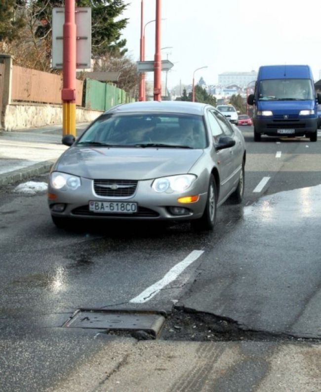 Bratislava bojuje s výtlkmi, ľudia ich môžu nahlásiť mailom